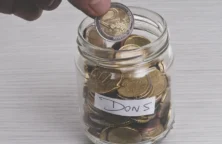 Dons aux associations : plus d’un Français sur deux donne, mais un peu moins qu’avant