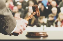 Une guitare du bassiste des Who mise aux enchères en France