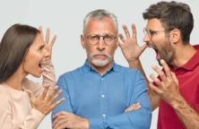 Deshéritage Un père lassé par ses deux enfants (© Freepik)