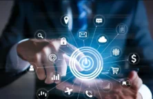 Illustration environnement digital - homme pointant une icone (© Adobestock)