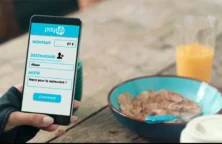 Main + smartphone affichant l'appli Paylib.fr