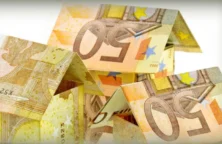 Maisons en billets de 50 euros(© DR)