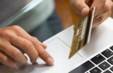 Main ordinateur carte de credit (© Fotolia)