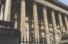 La Bourse de Paris grimpe malgré la crise politique