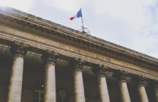 Bourse de Paris : le CAC 40 résiste grâce à la perspective d&rsquo;une Fed moins restrictive