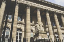 La Bourse de Paris hésite sur la direction à prendre à l&rsquo;entame d&rsquo;une semaine chargée