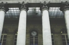 La Bourse de Paris clôture en baisse au lendemain des législatives