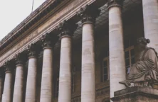 La Bourse de Paris avance, prise entre résultats d&rsquo;entreprises et banques centrales