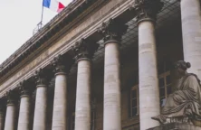 La Bourse de Paris toujours dynamique, emploi américain et politique française surveillés