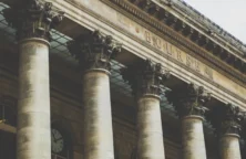 La Bourse de Paris s&rsquo;octroie une pause au milieu d&rsquo;une tempête politique