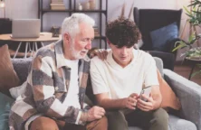 grand-pere petit-fils (©FREEPIK)