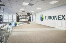 La Bourse de Paris et les titres de la défense en hausse