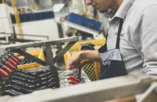 Akwel : un titre bradé !