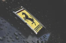 La holding de la famille Agnelli cède 4% des actions de Ferrari
