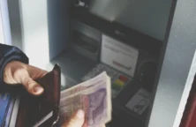 Combien de fois par mois retirez-vous de l&rsquo;argent au distributeur ?