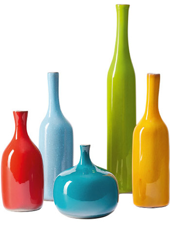 Ensemble de quatre bouteilles et un vase en céramique émaillée