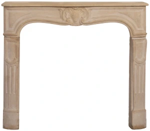 Cheminée en pierre, sculptée d’une coquille et de cannelures rudentées datant du XVIIIe siècle