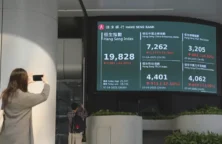 La Bourse de Hong Kong clôture en baisse de 13,22%, chute record depuis 1997