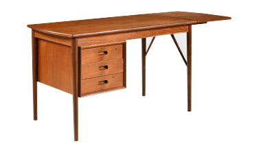 Bureau en teck à caisson ouvrant par trois tiroirs superposés et tablette latérale